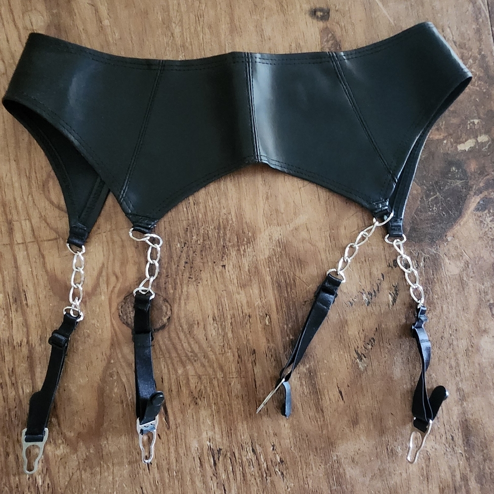 NWOT 90s Fredrick's Of Hollywood Black Leather Garter Belt Size S/M